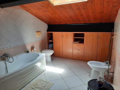 een badkamer met een bad, een toilet en een wastafel bij CASA CATY - Oristano in Oristano