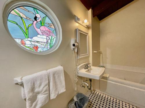 Ett badrum på Magic Beach Motel - Vilano Beach, Saint Augustine