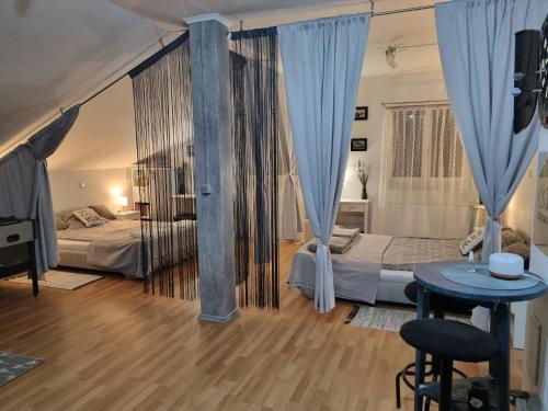 Posteľ alebo postele v izbe v ubytovaní Apartman Atelier