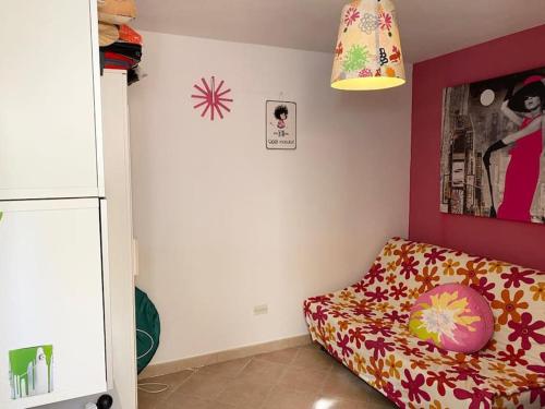 ein Schlafzimmer mit einem Bett und einer rosa Wand in der Unterkunft Casa stella marina in Campomarino