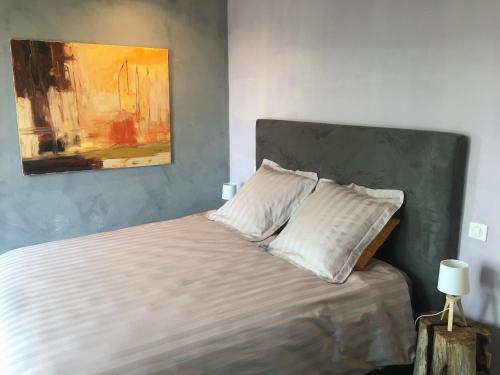 Postel nebo postele na pokoji v ubytování Belle chambre avec vue dans maison d'architecte