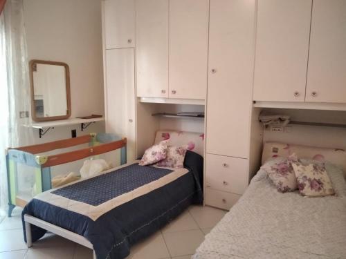 ein kleines Schlafzimmer mit einem Bett und einem Spiegel in der Unterkunft Casa Carlo&Luisa in Pescara