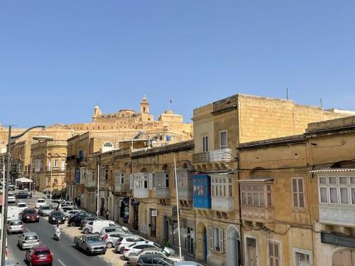 uma rua da cidade cheia de carros estacionados em The Duke Boutique Hotel em Victoria