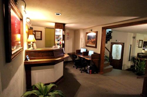 una oficina con escritorio y ordenador en una habitación en HB Express Hotel en Tlaxcala de Xicohténcatl