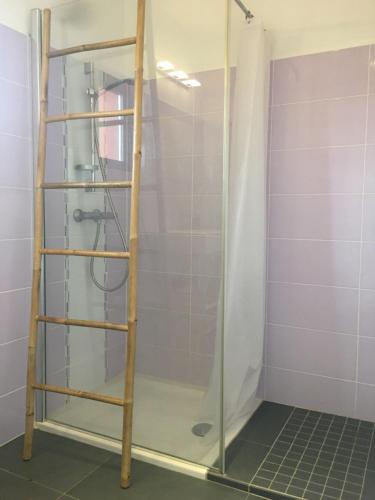 Bilik mandi di Belle chambre avec vue dans maison d'architecte