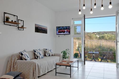Χώρος καθιστικού στο Livingfy Apt with mountain view & garden