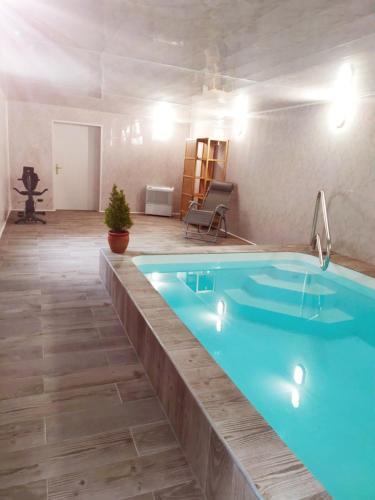 - une piscine dans une chambre avec une piscine bleue dans l'établissement Résidence Services Château Saint Pierre Oursin, à Vimont