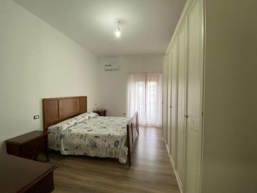 um quarto com uma cama e uma janela em La casa di Gianfry em Paola