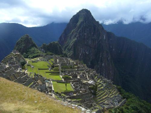 una vista aerea di un villaggio su una montagna di Casa Gabriel a Cuzco