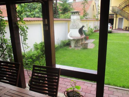 een uitzicht vanuit een raam van een tuin bij Pensiunea Boema in Cluj-Napoca