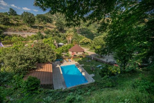 una vista aérea de una piscina en un patio en Apartamentos Rurales El Solitario en Baños de Montemayor