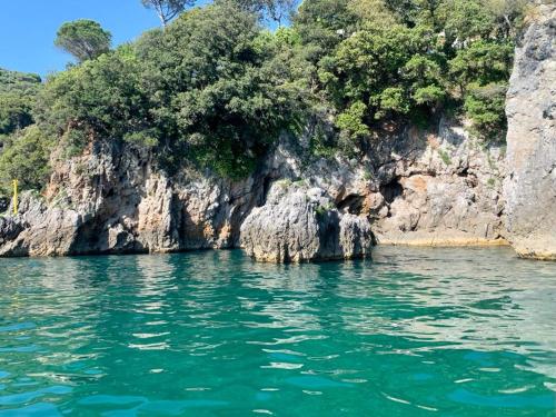 a large body of water with a rocky cliff at Finestra tra le Stelle in Arcola