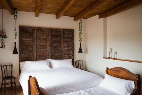 Tempat tidur dalam kamar di LA ANTIGUA TABERNA