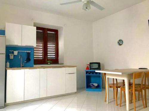 A kitchen or kitchenette at (Porto Santa Marina) Casa Nanny