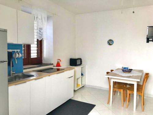 A kitchen or kitchenette at (Porto Santa Marina) Casa Nanny