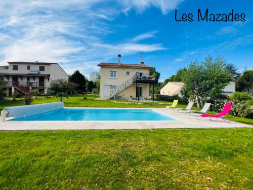 una casa con piscina en un patio en Les Mazades à 10 min de Périgueux avec piscine chauffée, meublé de tourisme classé 3 étoiles, en Annesse-et-Beaulieu