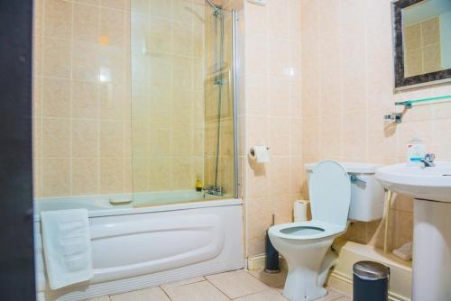 a bathroom with a tub and a toilet and a sink at 1 bedroom apartment by Trinity in Dublin