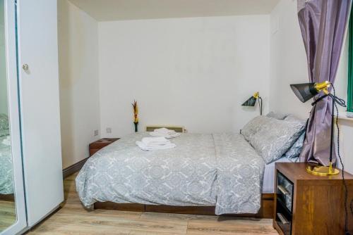 a bedroom with a bed and a lamp on a table at 1 bedroom apartment by Trinity in Dublin