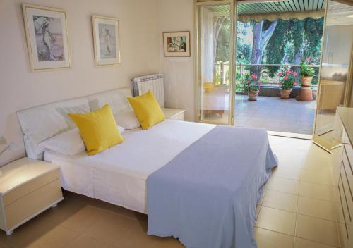 Una cama o camas en una habitación de MedApartment Sanremo
