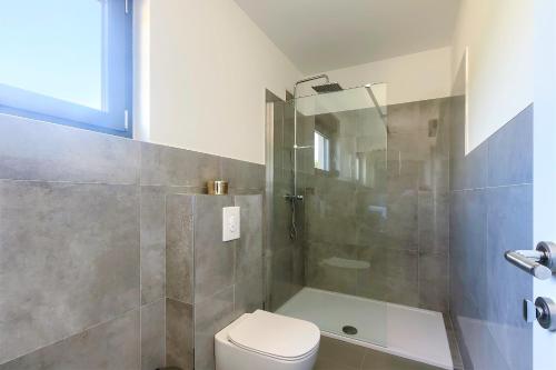 Bilik mandi di Luxury Villa Hedone with heated pool, welness and playground