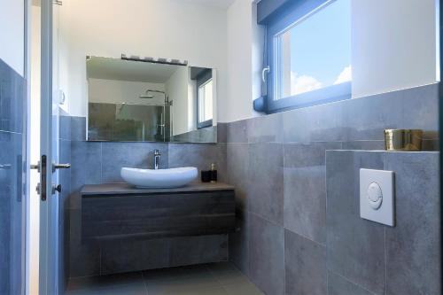 Bilik mandi di Luxury Villa Hedone with heated pool, welness and playground