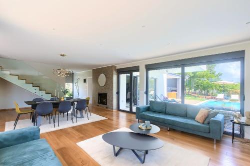Ruang duduk di Luxury Villa Hedone with heated pool, welness and playground