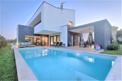 Kolam renang di atau dekat dengan Luxury Villa Hedone with heated pool, welness and playground
