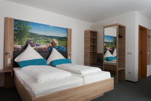 Un pat sau paturi într-o cameră la Landhotel zum Raben