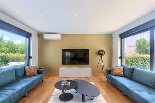 Televisyen dan/atau pusat hiburan di Luxury Villa Hedone with heated pool, welness and playground