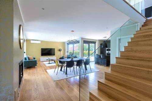 Televisyen dan/atau pusat hiburan di Luxury Villa Hedone with heated pool, welness and playground