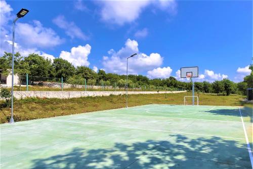 Tenis dan/atau kemudahan skuasy di Luxury Villa Hedone with heated pool, welness and playground atau berdekatan