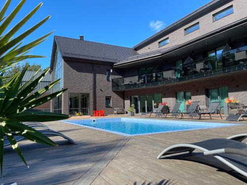 帕蘭加的住宿－SKY Villa，一座房子,旁边设有游泳池
