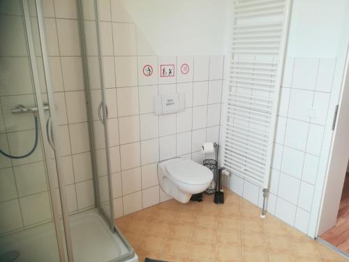 a bathroom with a toilet and a shower at Ferienwohnung Karsten - nahe Chemnitz in Limbach - Oberfrohna