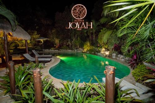 una piscina en un complejo por la noche en ALDEA JO-YAH en Tulum