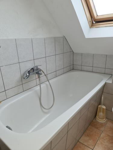 a bathroom with a bath tub with a shower at TS1 2-OG Möbilierte Wohnung in Wolfsburgs Zentrum in Wolfsburg