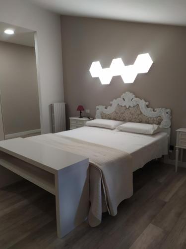 - une chambre avec un lit blanc et une tête de lit blanche dans l'établissement B&B MOLIN DEL TOPO, à Monte San Savino