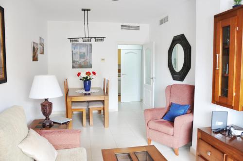 ein Wohnzimmer mit 2 Stühlen und einem Tisch in der Unterkunft Piso Algarrobo Beach in Algarrobo-Costa