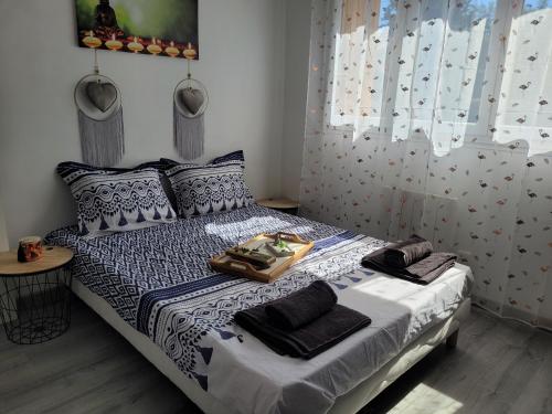 una camera con letto e lenzuola bianche e blu di A 10 min des plages en voiture et du stade vélodrome a Marsiglia