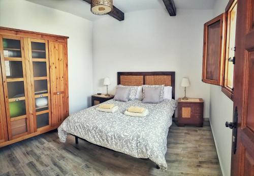 - une chambre avec un lit et 2 serviettes dans l'établissement Casa en La Ladera - Real vibe - Beach & Mountain, à San Nicolás