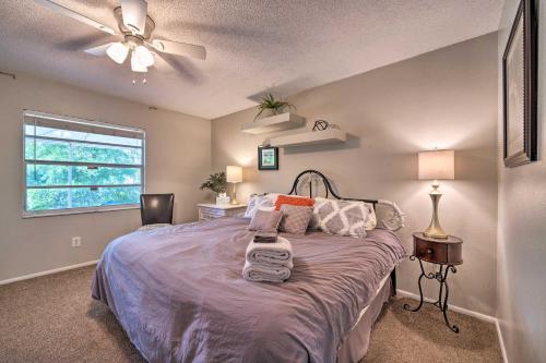 um quarto com uma cama e uma ventoinha de tecto em Apopka Family Home Near Downtown 30 Mi to Disney! em Orlando