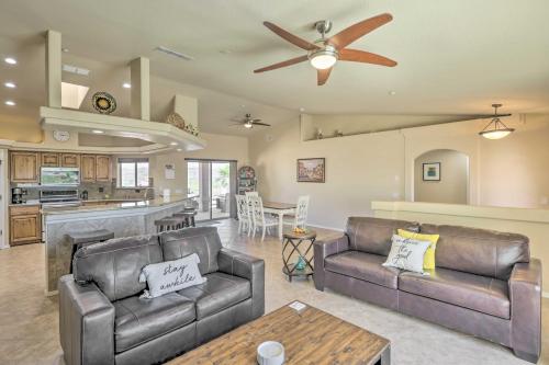 Ruang duduk di 2 Mi to London Bridge Lake Havasu Getaway