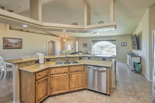 Dapur atau dapur kecil di 2 Mi to London Bridge Lake Havasu Getaway