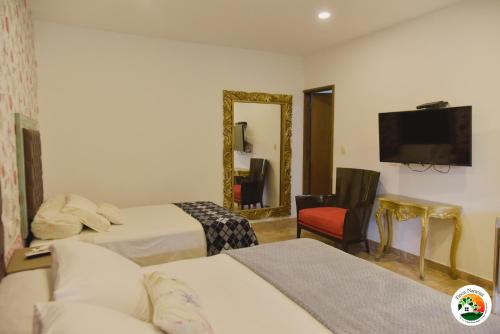 Uma televisão e/ou sistema de entretenimento em Hotel Finca Naranjal