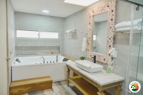 Uma casa de banho em Hotel Finca Naranjal