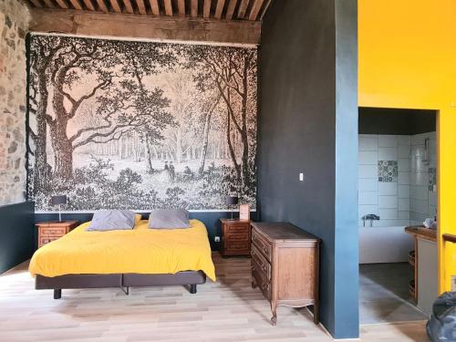 een slaapkamer met een geel bed en een wandtapijt bij Château de Gorze in Germolles-sur-Grosne