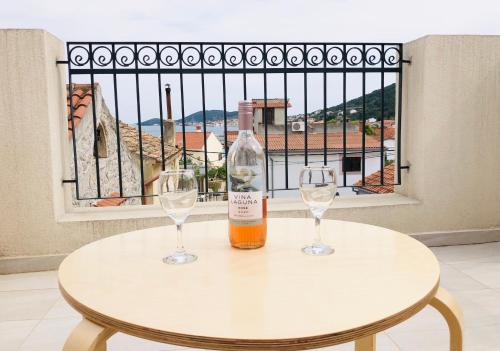 - une bouteille de vin et 2 verres à vin sur une table dans l'établissement Villa Kata, à Preko