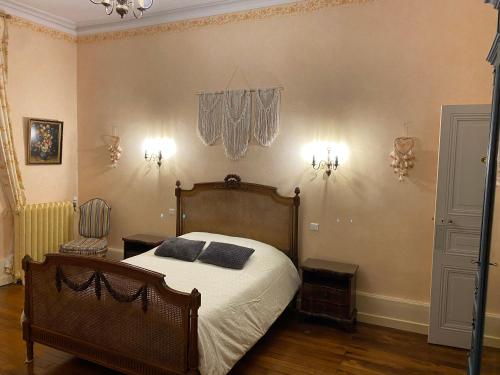 1 dormitorio con 1 cama con 2 almohadas en Château de St-fulgent, gîte La Tour en Saint-Fulgent