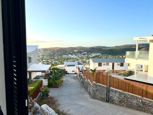 - une vue depuis le balcon d'une maison dans l'établissement L'Été sans fin, vue montagne, à Filaos