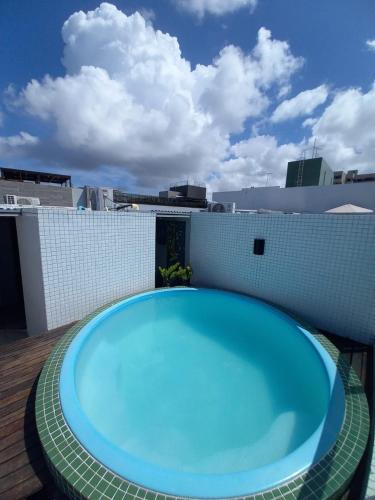 a large blue swimming pool on the roof of a building at Tambaú Israel Flat 421 - cobertura com piscina beira mar in João Pessoa