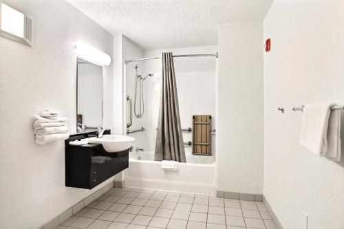 Motel 6-Middleburg Heights, OH - Cleveland في ميدلبيرغ هايتس: حمام أبيض مع حوض ودش